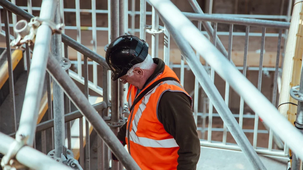 lavoratore edile con attrezzatura di sicurezza